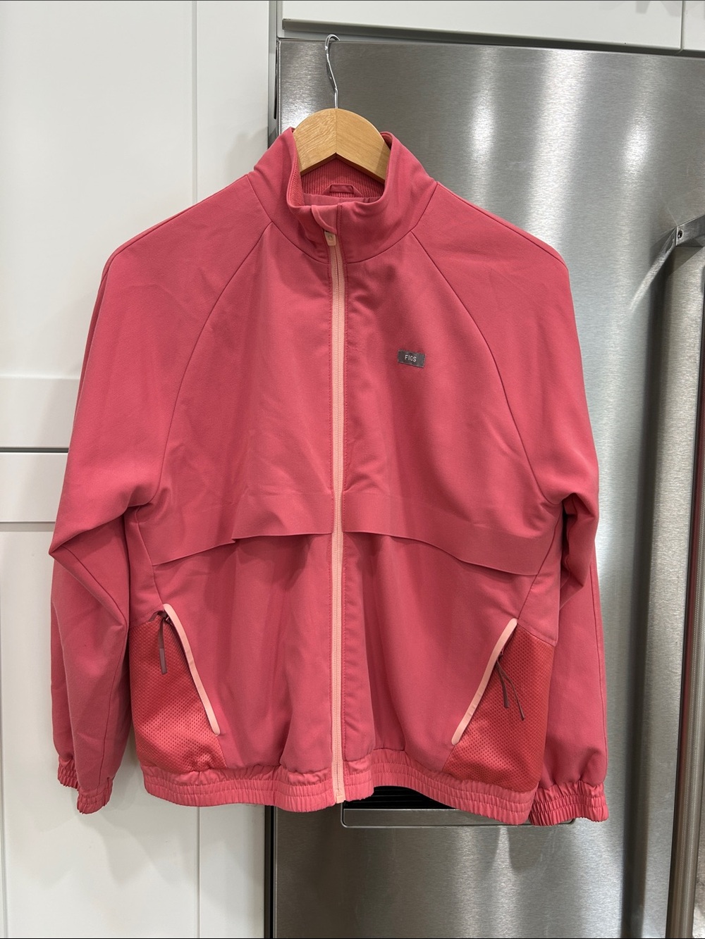 FIGS women’s Sydney Performance Scrub Jacket in Pink 💕